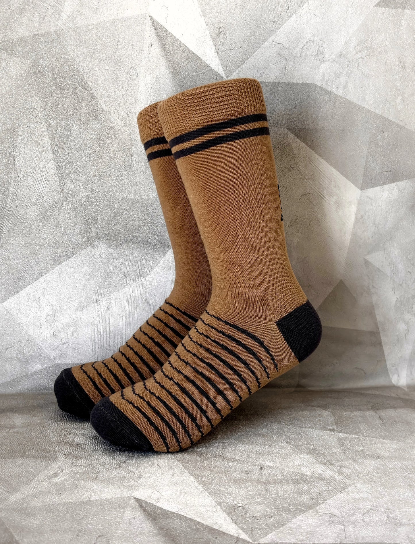 Knookz Dust hemp socks – earthy brown crew socks with subtle black stripes, timeless and warm style