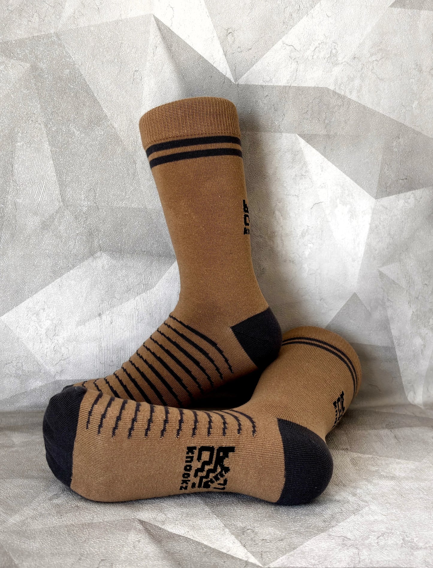 Knookz Dust hemp socks – earthy brown crew socks with subtle black stripes, timeless and warm style